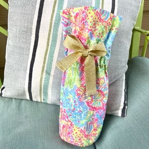 NWOT Lilly Pulitzer Wine holder bag with sparkly gold ribbon! 🎀